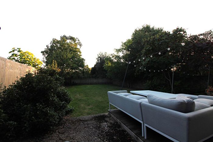 1 Bedroom Flat To Rent In Longley Road, London, SW17