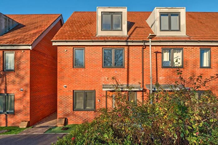 3 Bedroom End Terrace House For Sale In South Reading, Berkshire, RG2