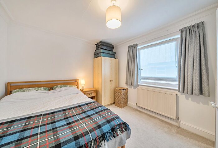 2 Bedroom Flat For Sale In Inner Park Road, London, SW19