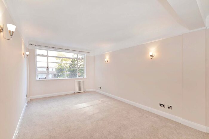 3 Bedroom Flat To Rent In Balham High Road, SW17