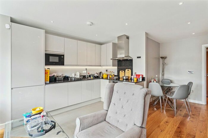 2 Bedroom Flat To Rent In Earls Court Road, Earls Court, London, SW5