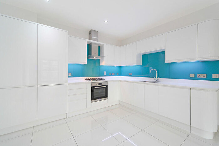 3 Bedroom Apartment To Rent In Copperfield Road, Mile End, London, E3