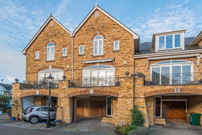 4 Bedroom Detached House To Rent In Swan Walk, Shepperton, TW17