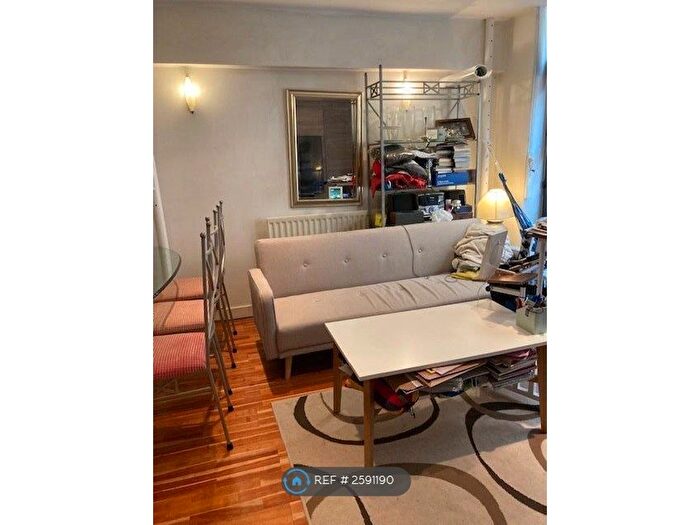 3 Bedroom Flat To Rent In City Pavilion, London, EC1M