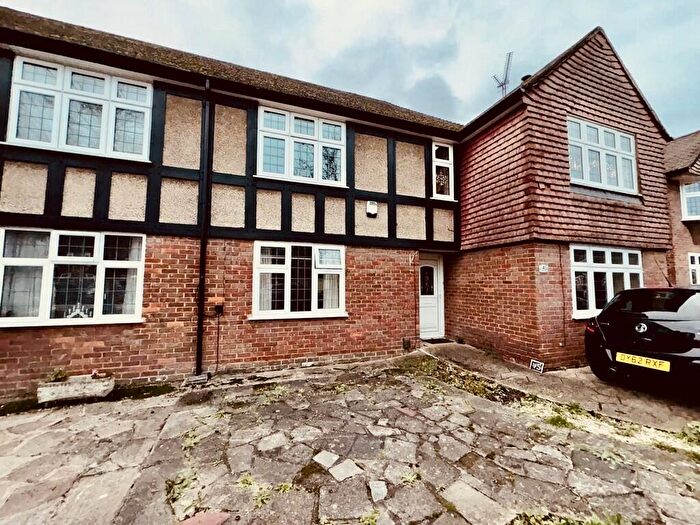 2 Bedroom Ground Maisonette To Rent In The Sigers, Pinner, HA5