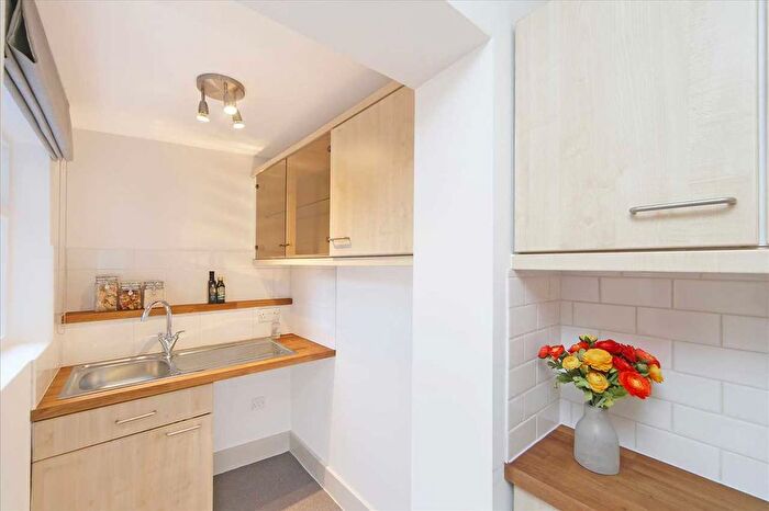 1 Bedroom Flat To Rent In Munster Road, Fulham - Parsons Green, SW6