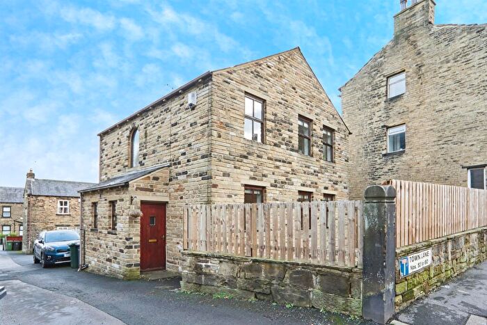 3 Bedroom Detached House For Sale In Town Lane, Bradford, BD10