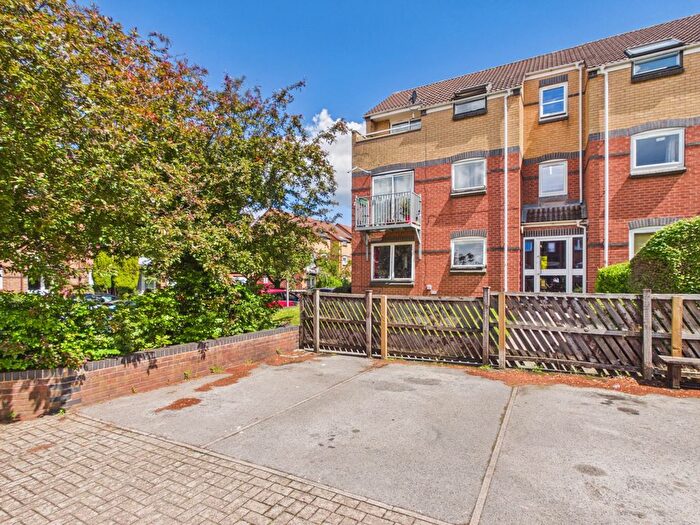 2 Bedroom Flat For Sale In Tonnelier Road, Nottingham, Nottingham, Nottinghamshire, NG7