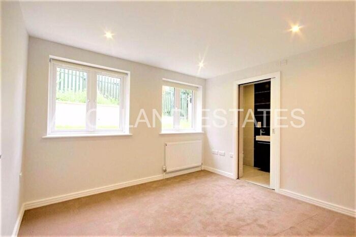 2 Bedroom Apartment To Rent In Wyllyotts Close, Potters Bar, EN6