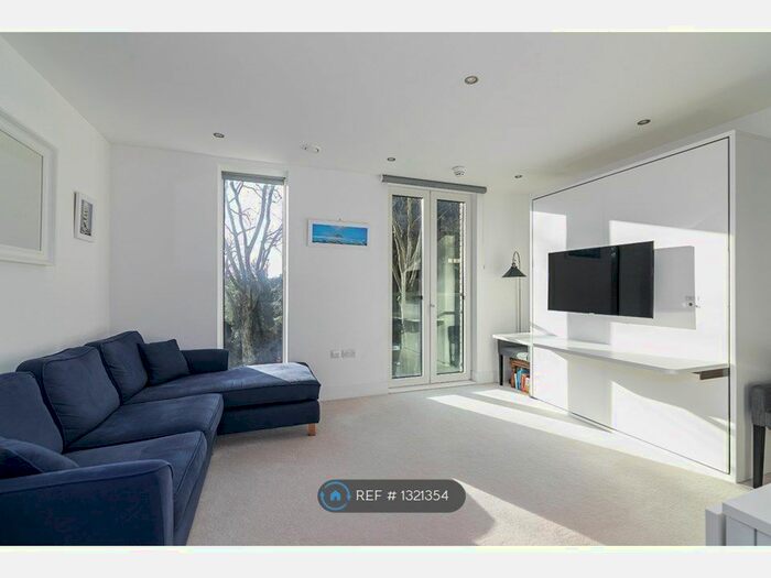 Studio To Rent In Chiswick High Road, London, W4