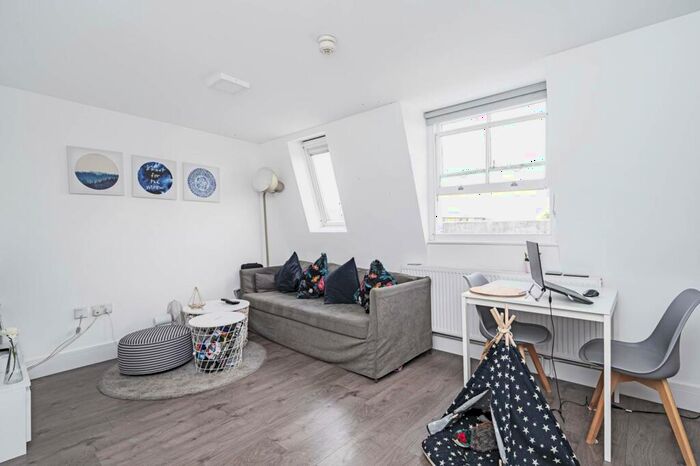 1 Bedroom Flat To Rent In Navarino Road, London Fields, London, E8