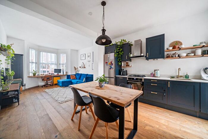 2 Bedroom Flat For Sale In Whitehall Gardens, Grove Park, London, W4