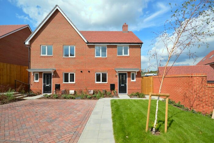 3 Bedroom Semi-Detached House To Rent In Schirmer Road, West Broyle, Chichester, PO19