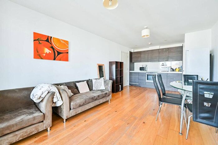 1 Bedroom Flat To Rent In Crampton Street, Elephant And Castle, London, SE17