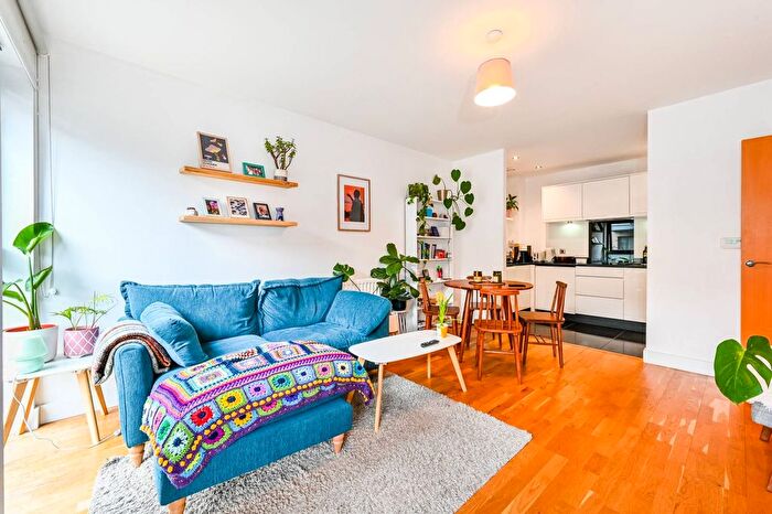 2 Bedroom Flat To Rent In Hythe House, Finsbury Park, London, N4