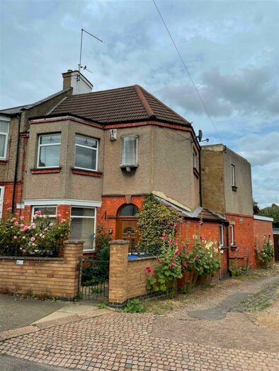 4 Bedroom Semi-Detached House To Rent In Beech Avenue, Northampton, NN3