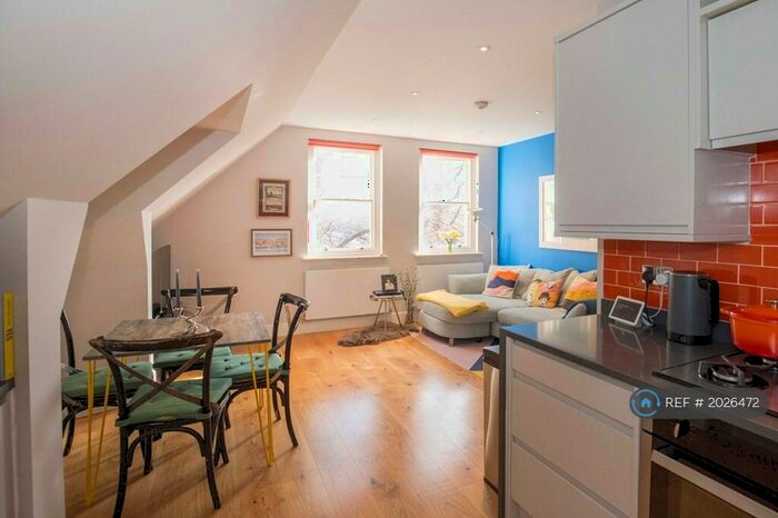 2 Bedroom Flat To Rent In Coombe Road, Kingston Upon Thames, KT2