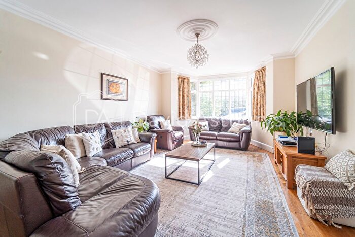 5 Bedroom Semi-Detached House To Rent In Powys Lane, Palmers Green, N13