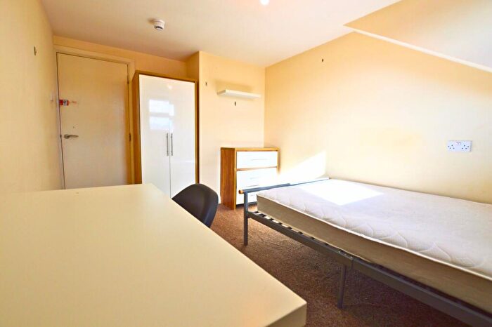 3 Bedroom Flat To Rent In Hyde Park Road, Leeds, LS6