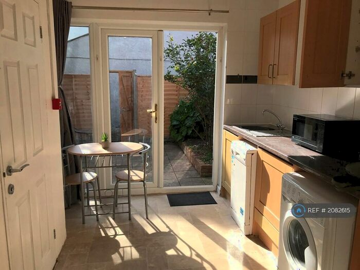 Studio To Rent In Winter Road, Southsea, PO4