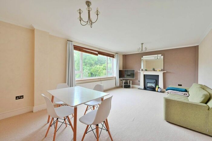 3 Bedroom Flat To Rent In Victoria Drive, Southfields, London, SW19