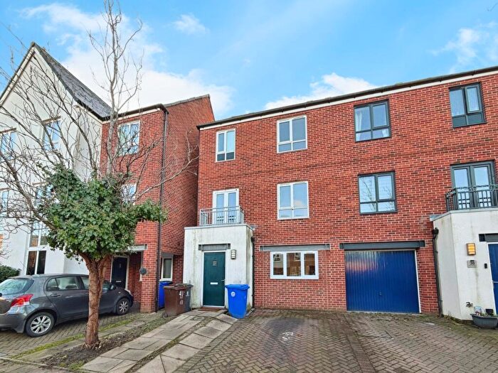 5 Bedroom Semi Detached House To Rent In Sytchmill Way, Stoke-on-Trent, Staffordshire, ST6