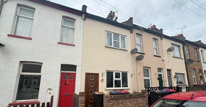 2 Bedroom Terraced House For Sale In Oakleigh Avenue, Southend-on-Sea, Essex, SS1