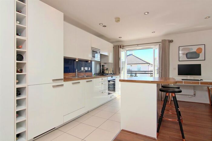 2 Bedroom Flat To Rent In Holford Way, London, SW15