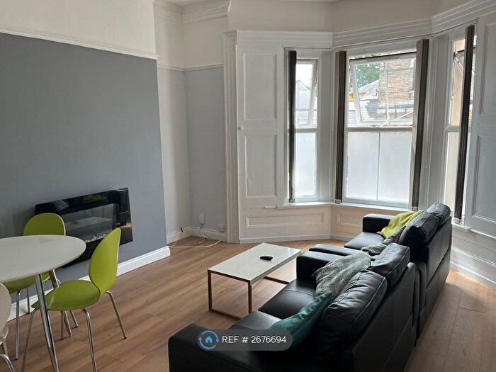 1 Bedroom Flat To Rent In Clytha Square, Newport, NP20