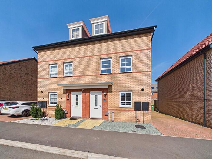 3 Bedroom Semi Detached House To Rent In , Brockhall Crescent, Barton Seagrave, NN15