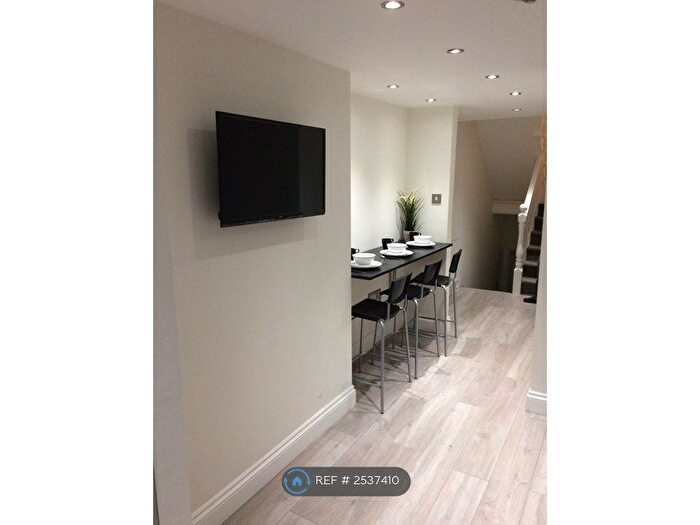 4 Bedroom Flat To Rent In Cowthorpe Road, London, SW8