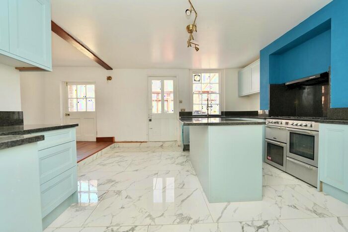 4 Bedroom Detached House For Sale In St Peters Road, Huntingdon, PE29