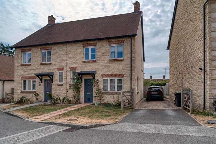3 Bedroom Semi Detached House For Sale In Chestnut Close, Marnhull, DT10