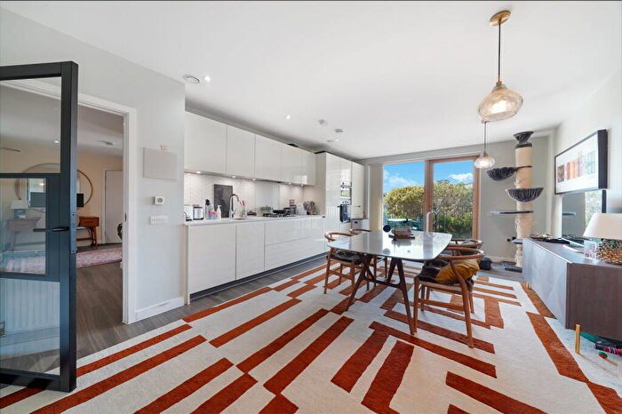 2 Bedroom Flat For Sale In Regiment Hill, London, NW7