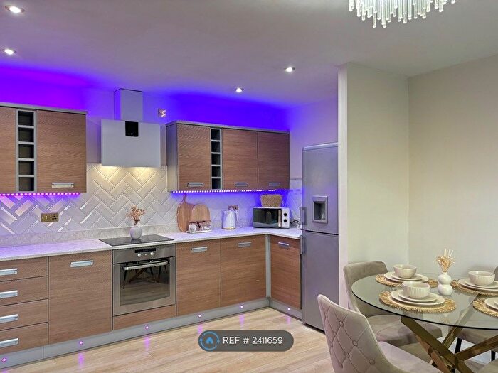 2 Bedroom Flat To Rent In Bouverie Court, Leeds, LS9