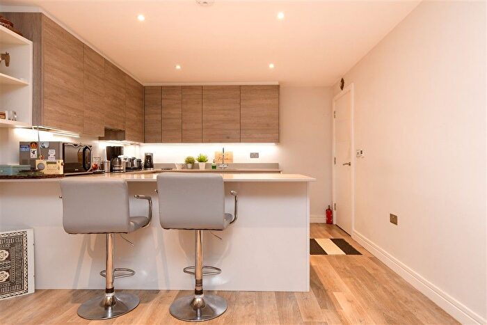 2 Bedroom Flat For Sale In Croydon Road, Caterham, Surrey, CR3