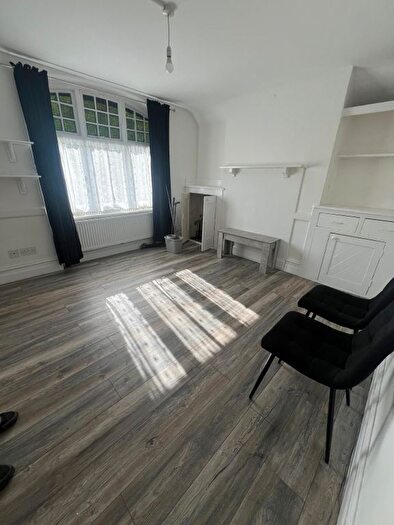 1 Bedroom Flat To Rent In Parkside, Golfe Road, Ilford, IG1