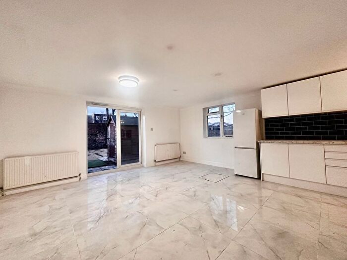 3 Bedroom Flat To Rent In Undine Street, London, SW17