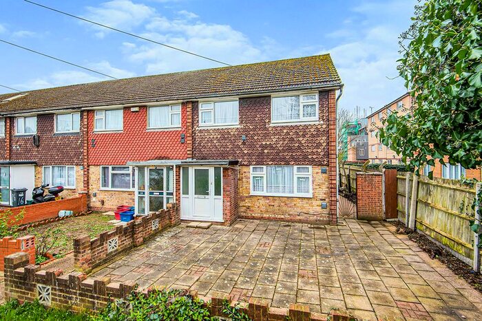 3 Bedroom End Of Terrace House To Rent In Old Farm Close, Hounslow, TW4