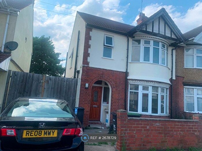 3 Bedroom Semi Detached House To Rent In Tudor Road, Luton, LU3