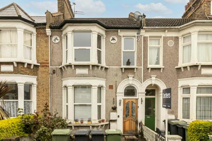 2 Bedroom Flat To Rent In Honley Road, London, SE6