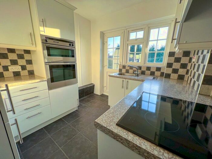 2 Bedroom Apartment To Rent In Portsmouth Road, Thames Ditton, KT7