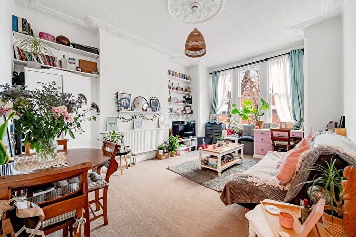 1 Bedroom Flat To Rent In Linden Gardens, Chiswick, W4