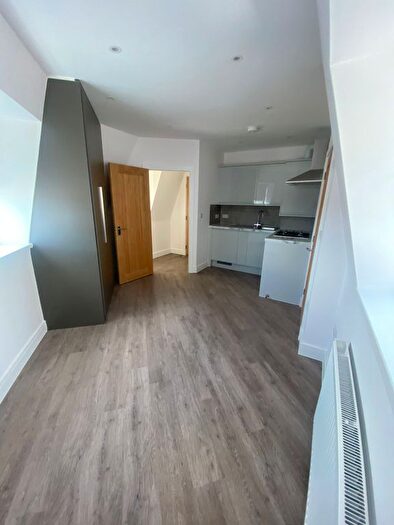 Studio To Rent In High Road, London, N22