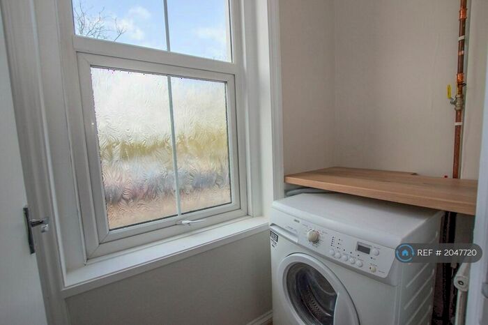 2 Bedroom Flat To Rent In Ashburnham Road, Bedford, MK40