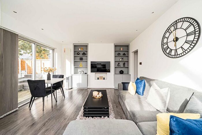 2 Bedroom Flat For Sale In Kingswood Road, Chiswick, W4