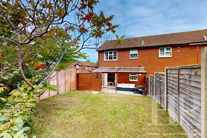 1 Bedroom End Of Terrace House For Sale In Millais Close, Crawley, RH11