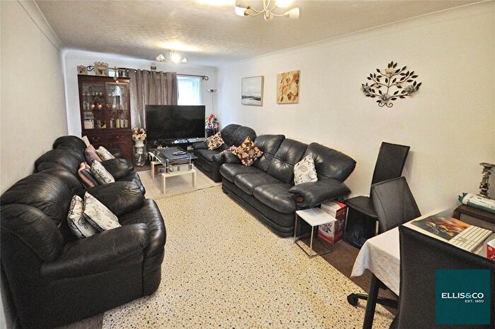 2 Bedroom Flat For Sale In Wickliffe Avenue, Finchley, N3