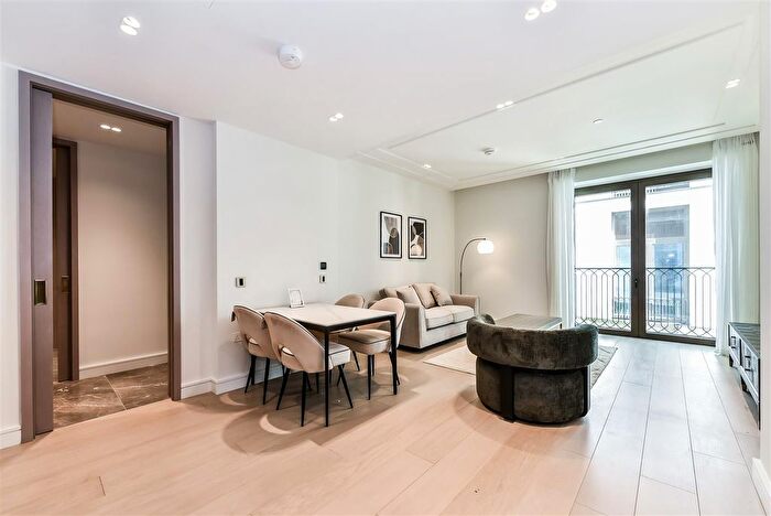 2 Bedroom Flat To Rent In Holland Park Gate, Kensington High Street, London, W8