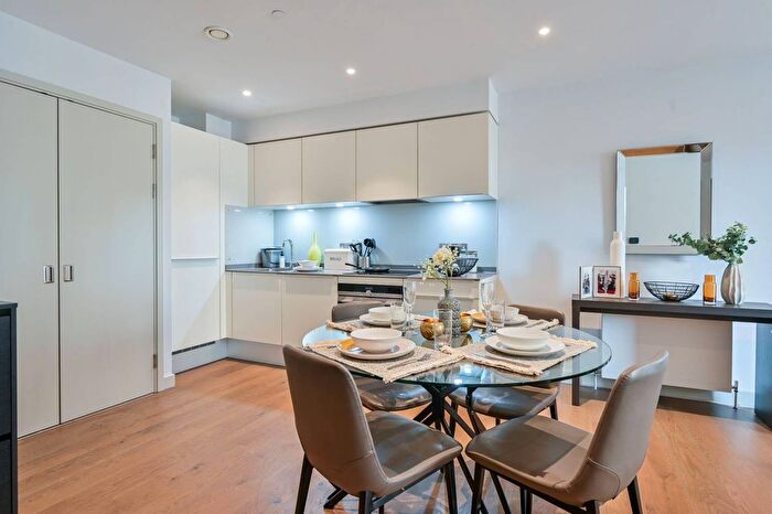 1 Bedroom Flat To Rent In Elephant Road, Elephant And Castle, London, SE17